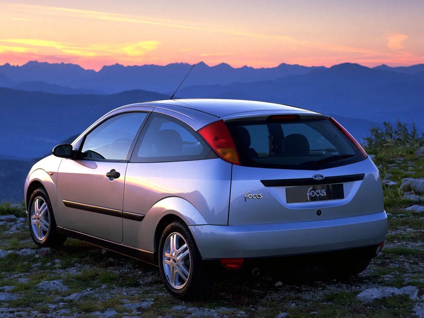 Ford_Focus_1_generation__Hatchback_3-door__7.jpg
