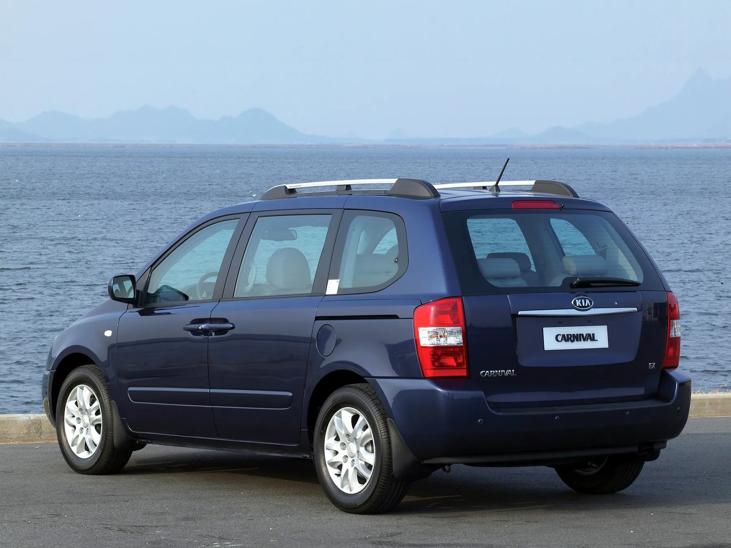 Kia_Carnival_2_generation__Minivan__8.jpg