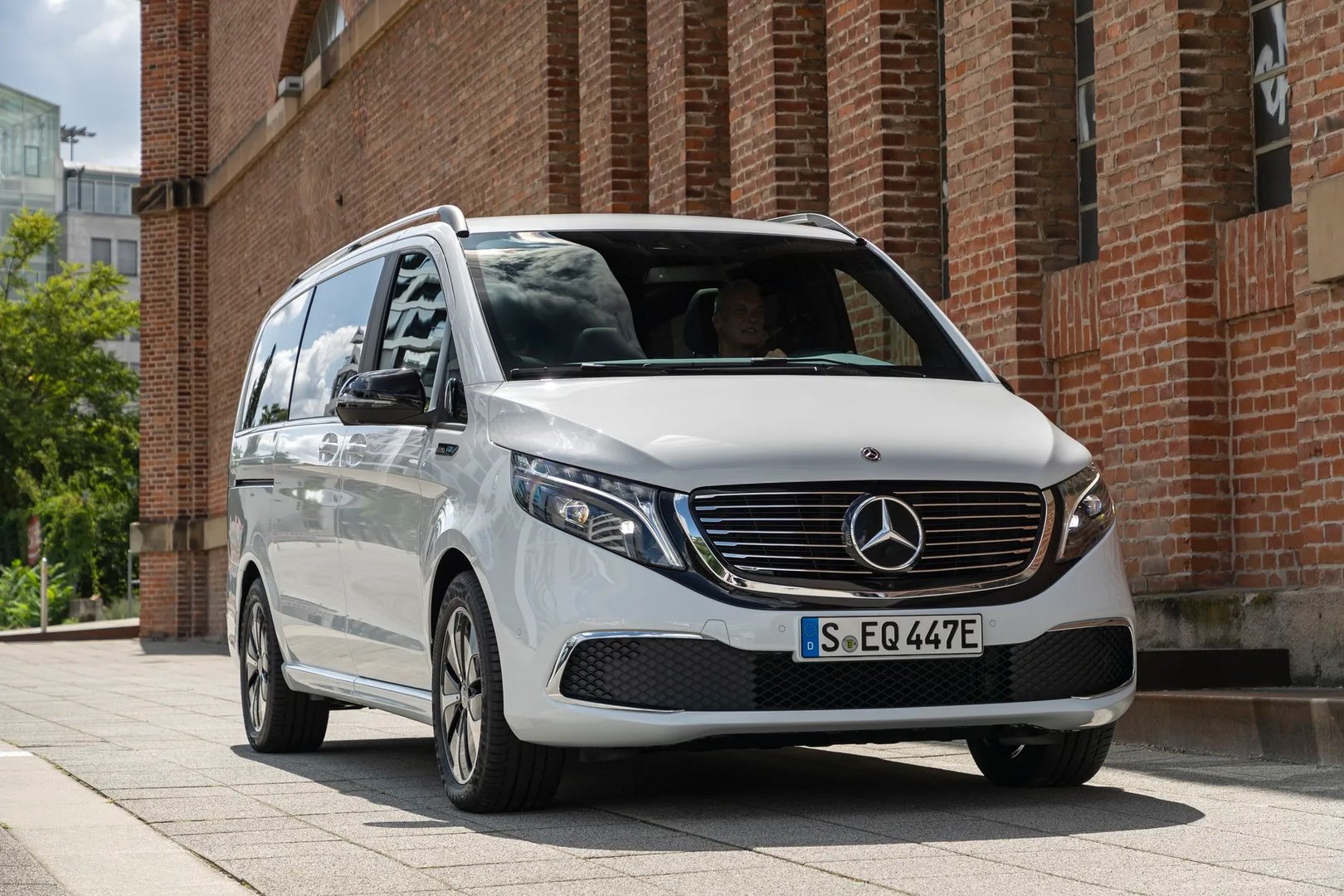 —  Minivan