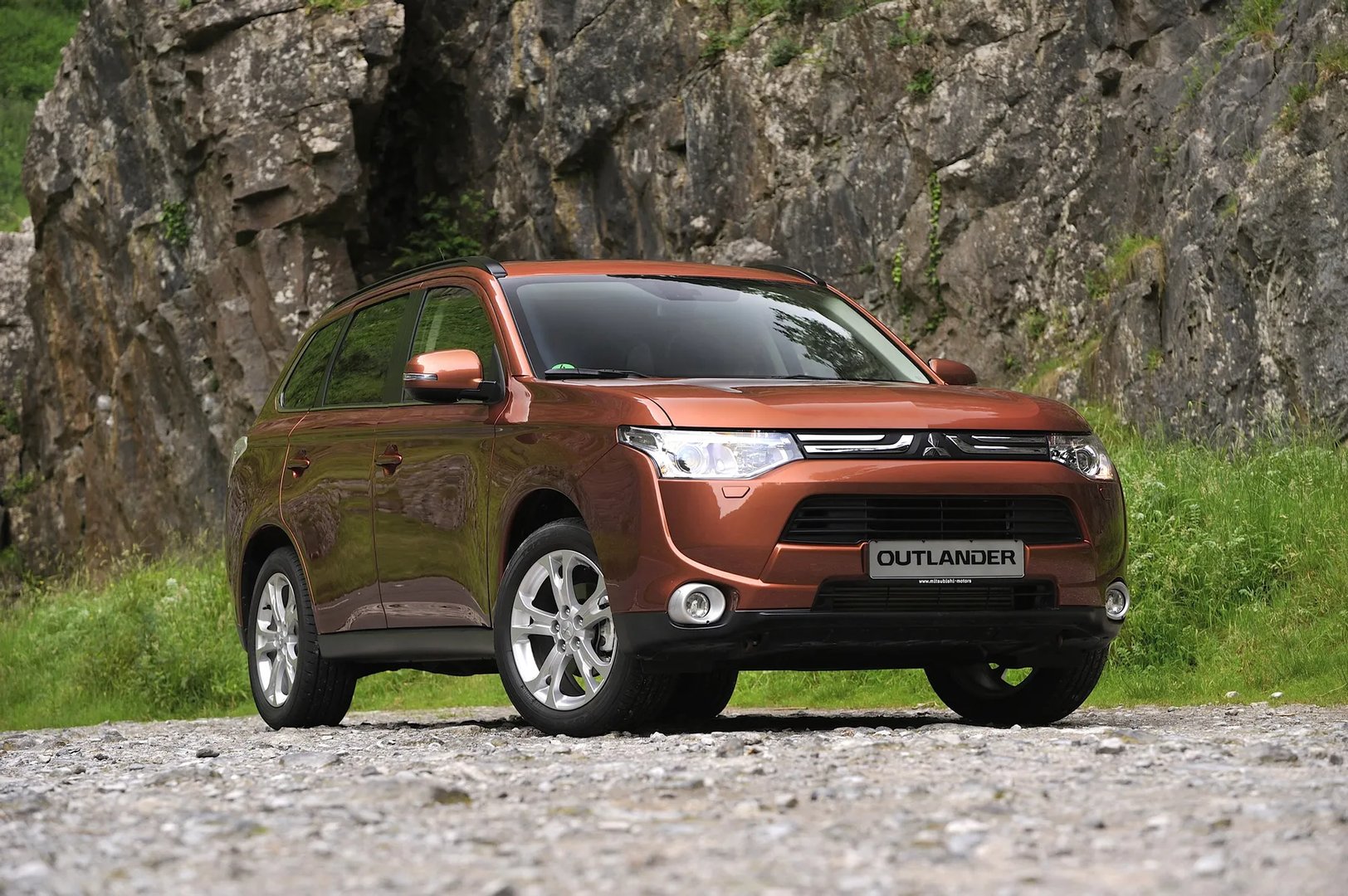 Mitsubishi_Outlander_3_generation__SUV_5-doors__7.jpg
