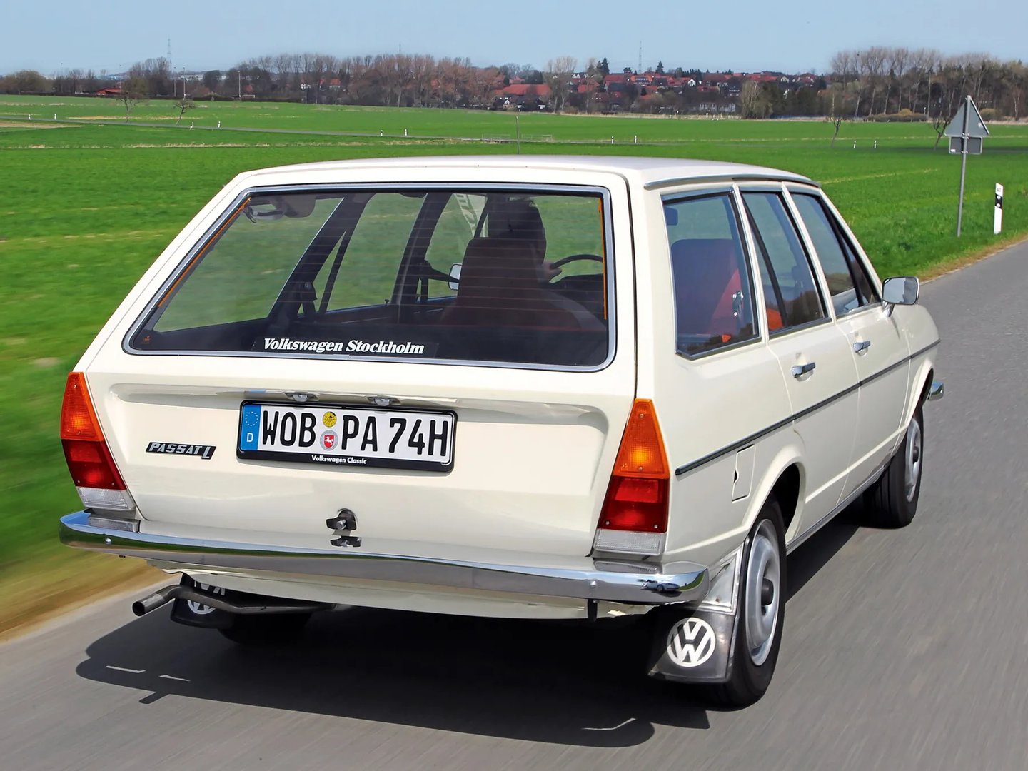 Volkswagen_Passat_1_generation__Estate_5-door__1.jpg