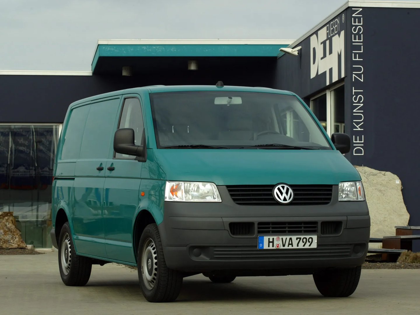 Volkswagen_Transporter_5_generation__Van__3.jpg