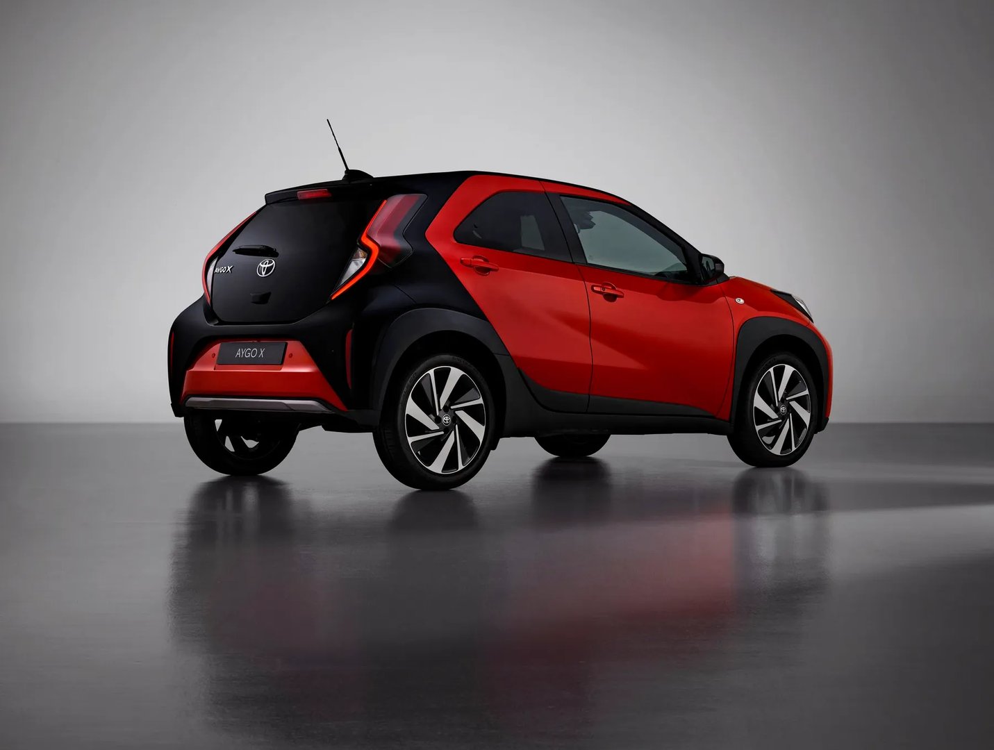 Toyota_Aygo_3_generation__Mini_5-doors__4.jpg