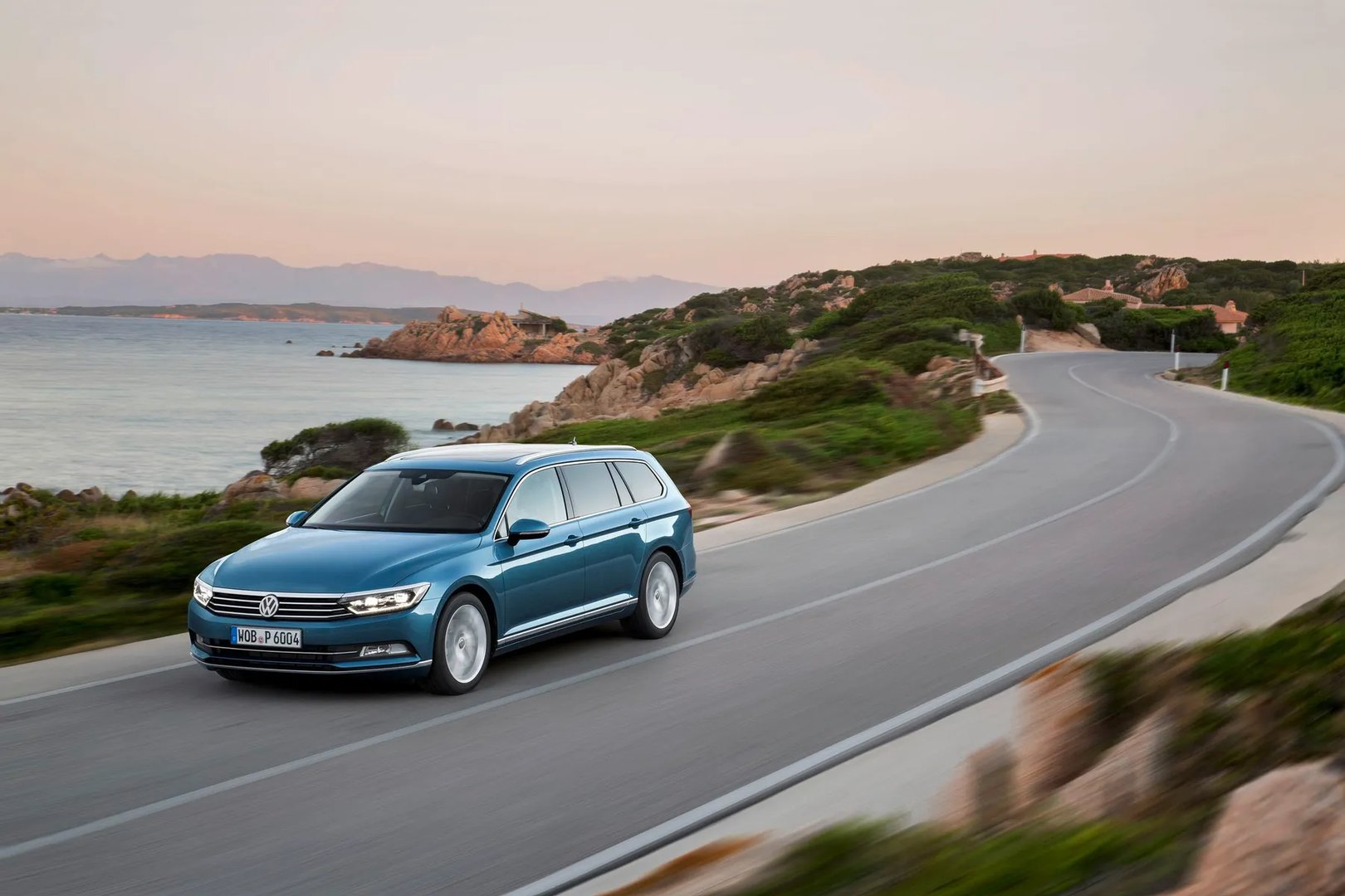 Volkswagen_Passat_8_generation__Estate_5-door__12.jpg