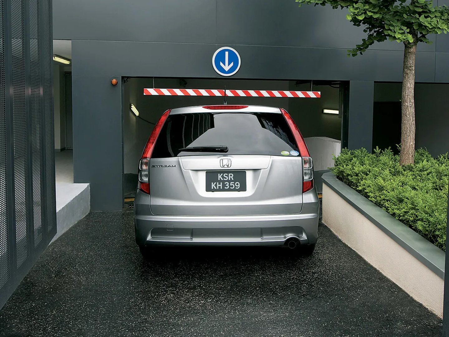 Honda_Stream_2_generation__Compact_Van__2.jpg