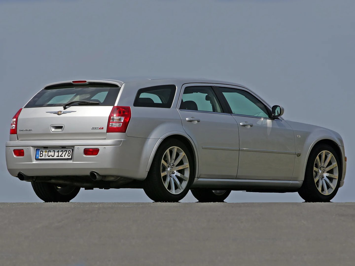 Chrysler_300C_1_generation_restyling_1__Estate_5-door__1.jpg