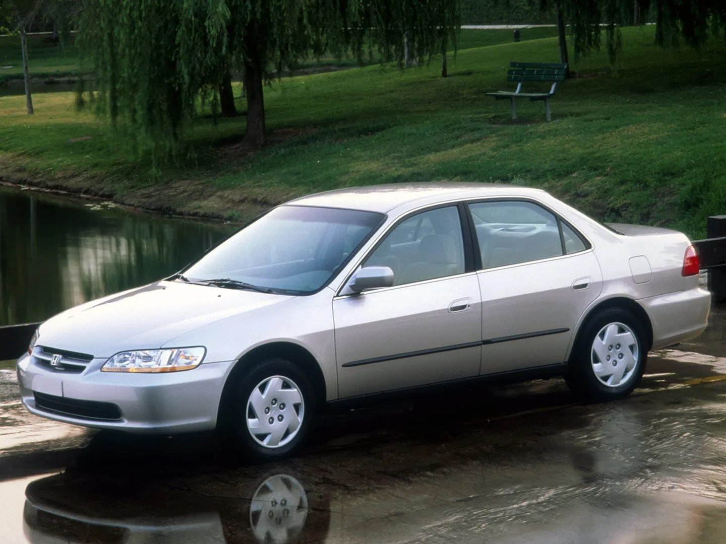 Honda_Accord_(USA)_6_generation__Sedan__2.jpg