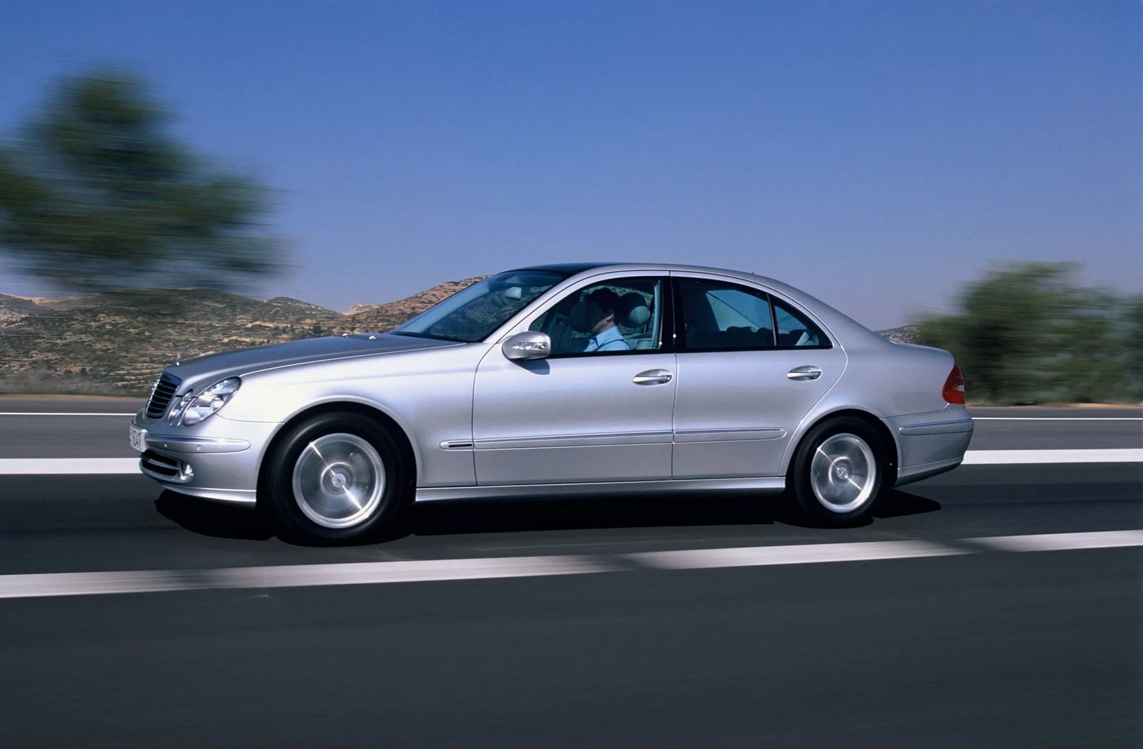 Mercedes_E-Class_3_generation__Sedan__10.jpg