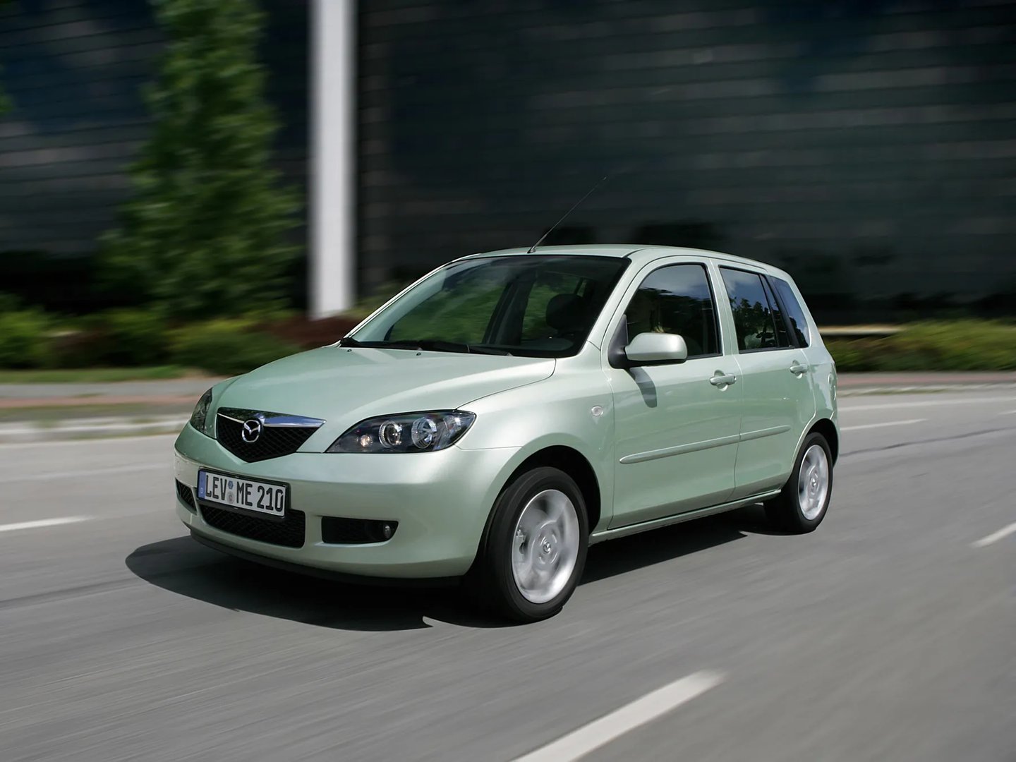 Mazda_2_1_generation_restyling__Mini_5-doors__3.jpg