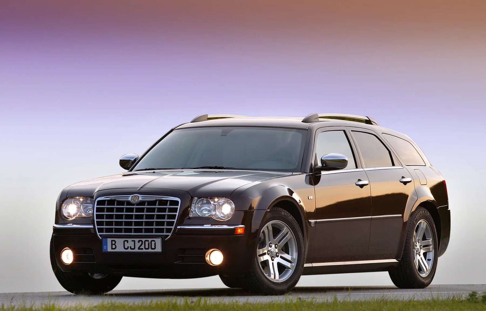 Chrysler_300C_1_generation__Estate_5-door__1.jpg
