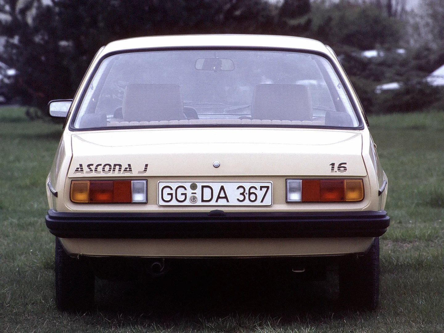 Opel_Ascona_2_generation__Sedan_2-doors__13.jpg