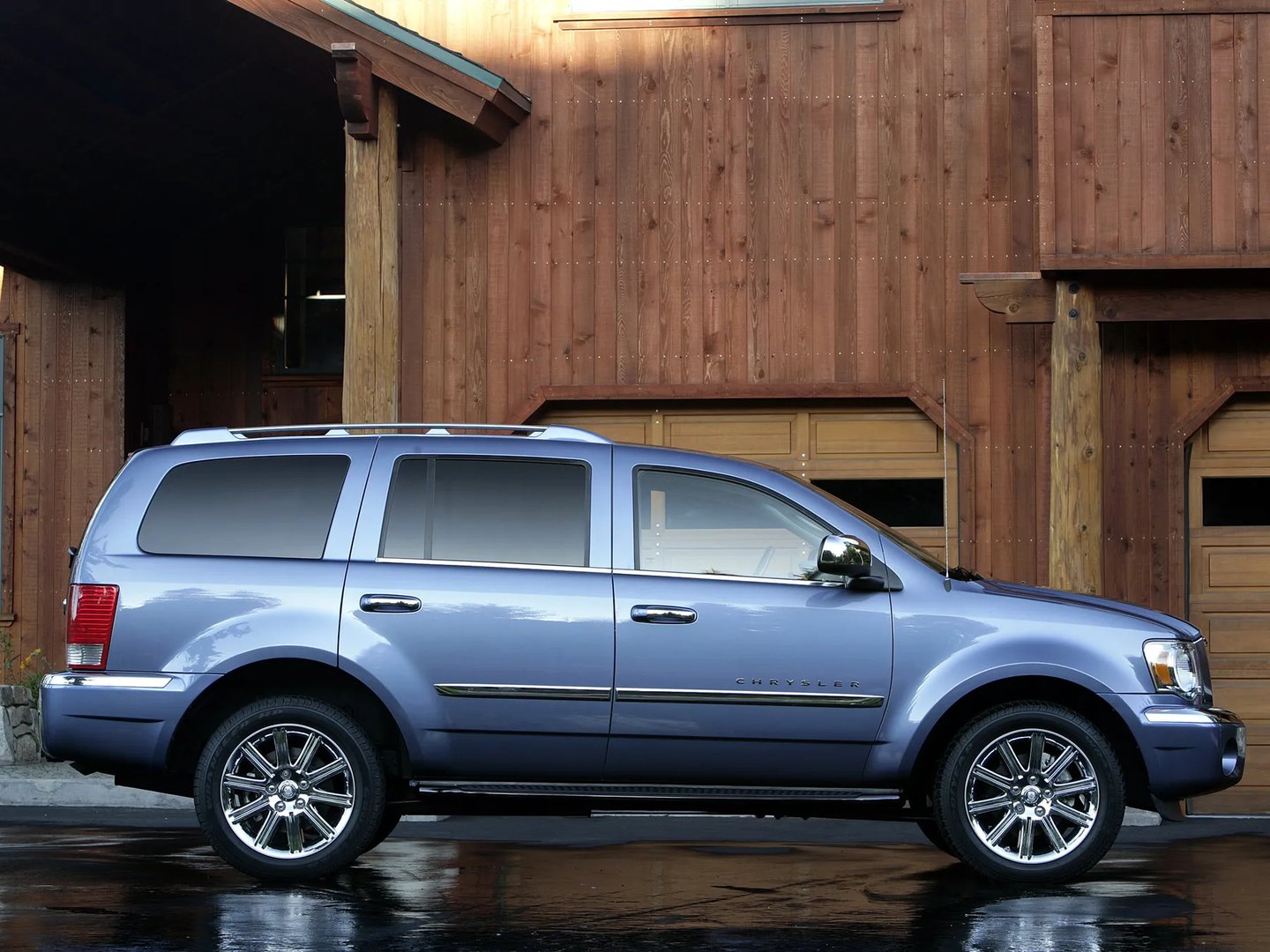 Chrysler_Aspen_1_generation__SUV_5-doors__7.jpg