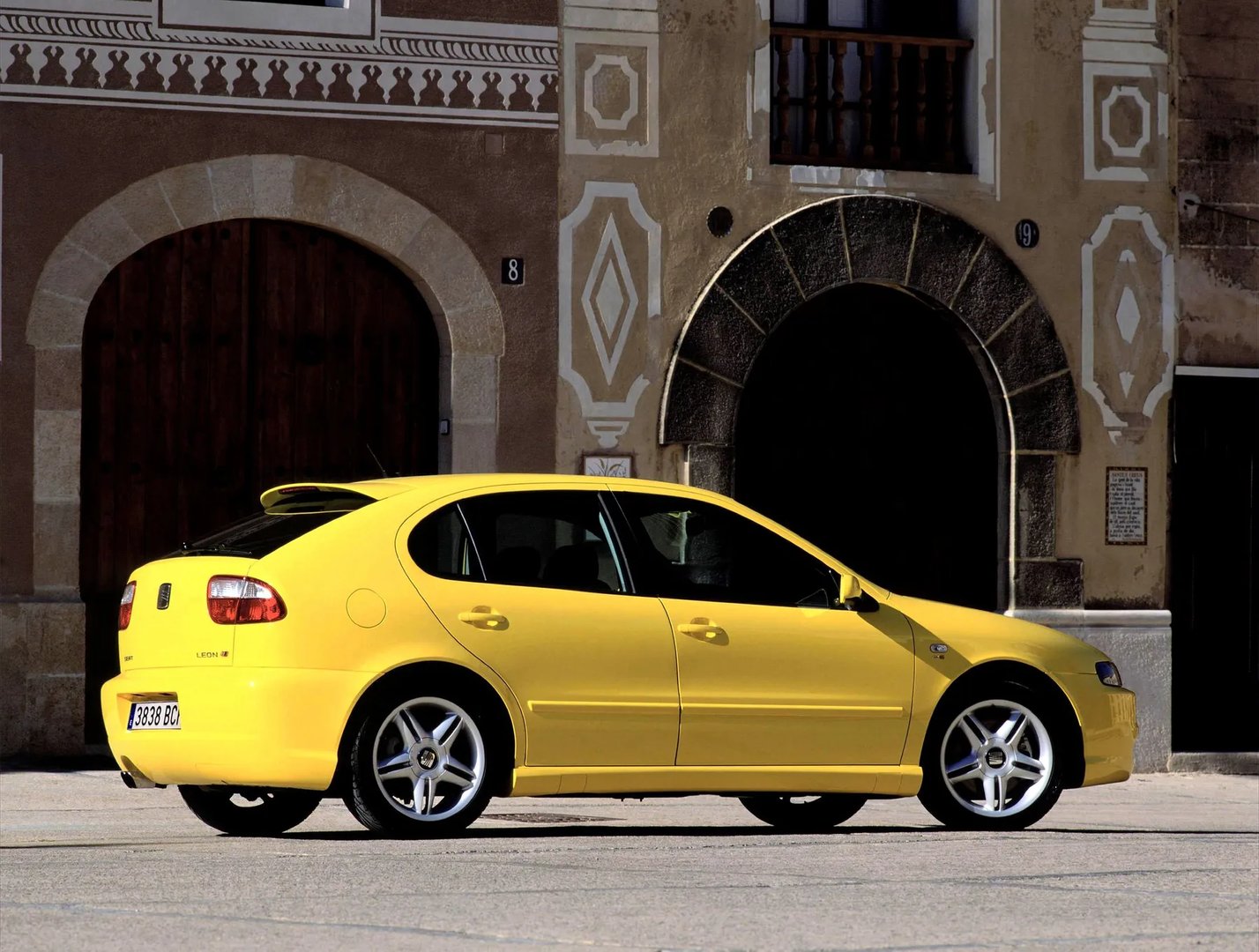 SEAT_Leon_Cupra_1_generation__Hatchback_5-door__12.jpg