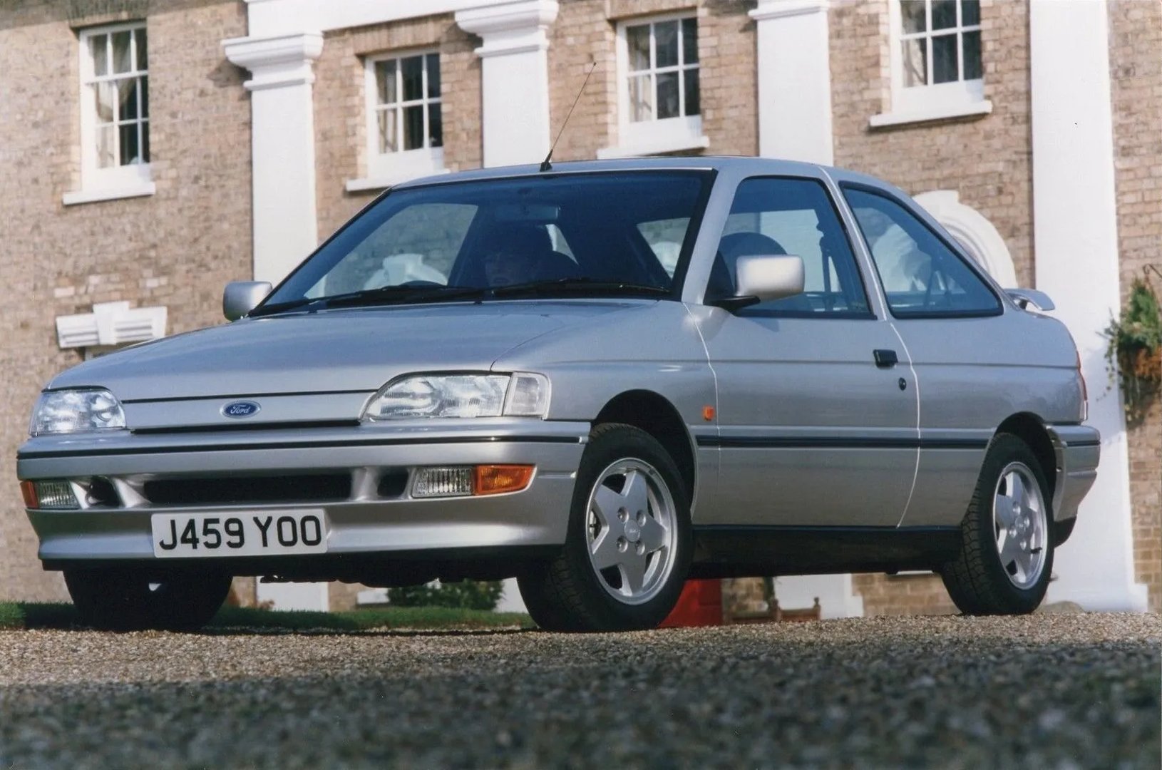 Ford_Escort_5_generation__Hatchback_3-door__3.jpg