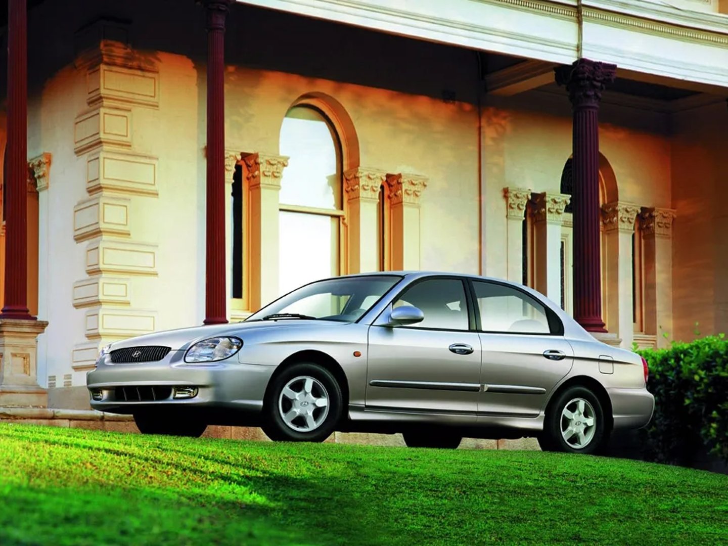 Hyundai_Sonata_4_generation__Sedan__main.jpg