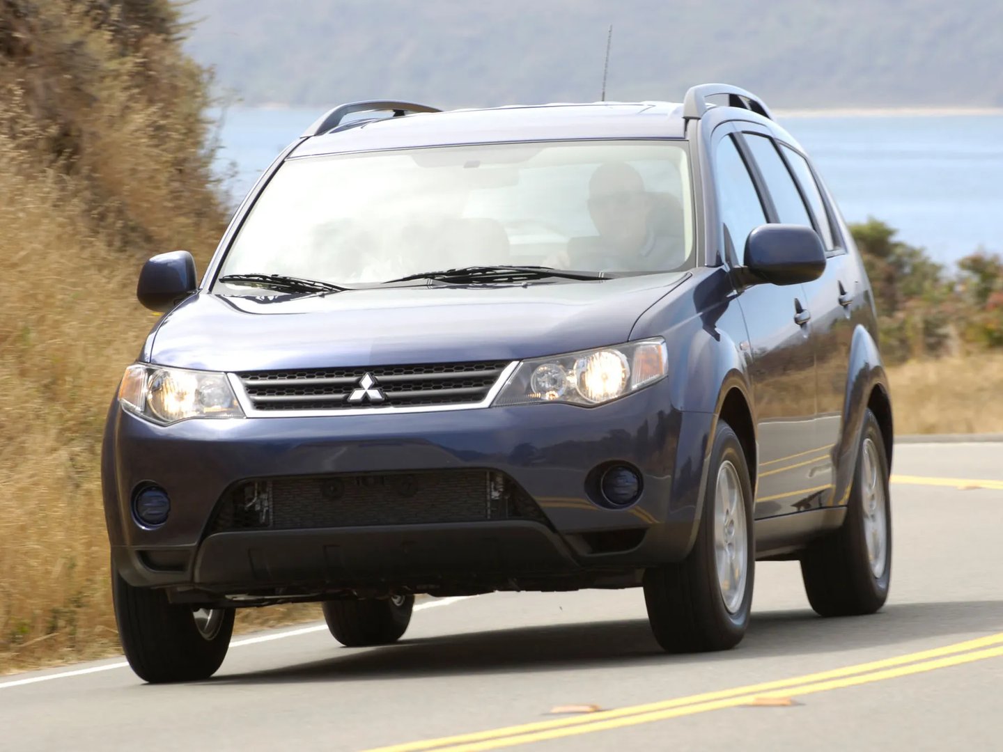 Mitsubishi_Outlander_2_generation__SUV_5-doors__4.jpg