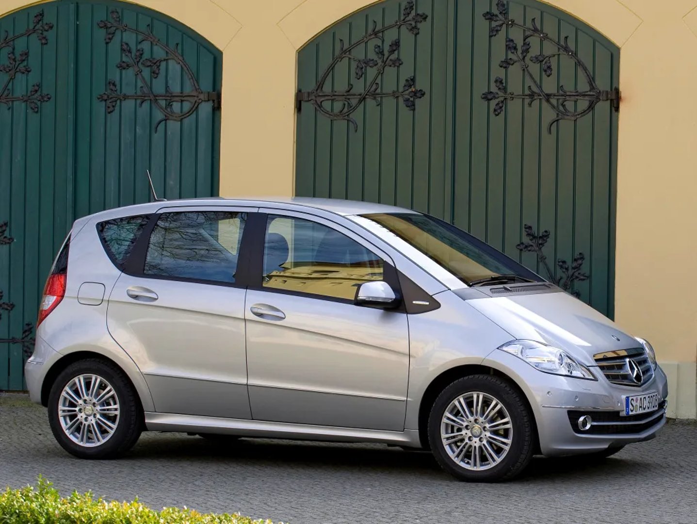 Mercedes_A-Class_2_generation_restyling__Mini_5-doors__13.jpg