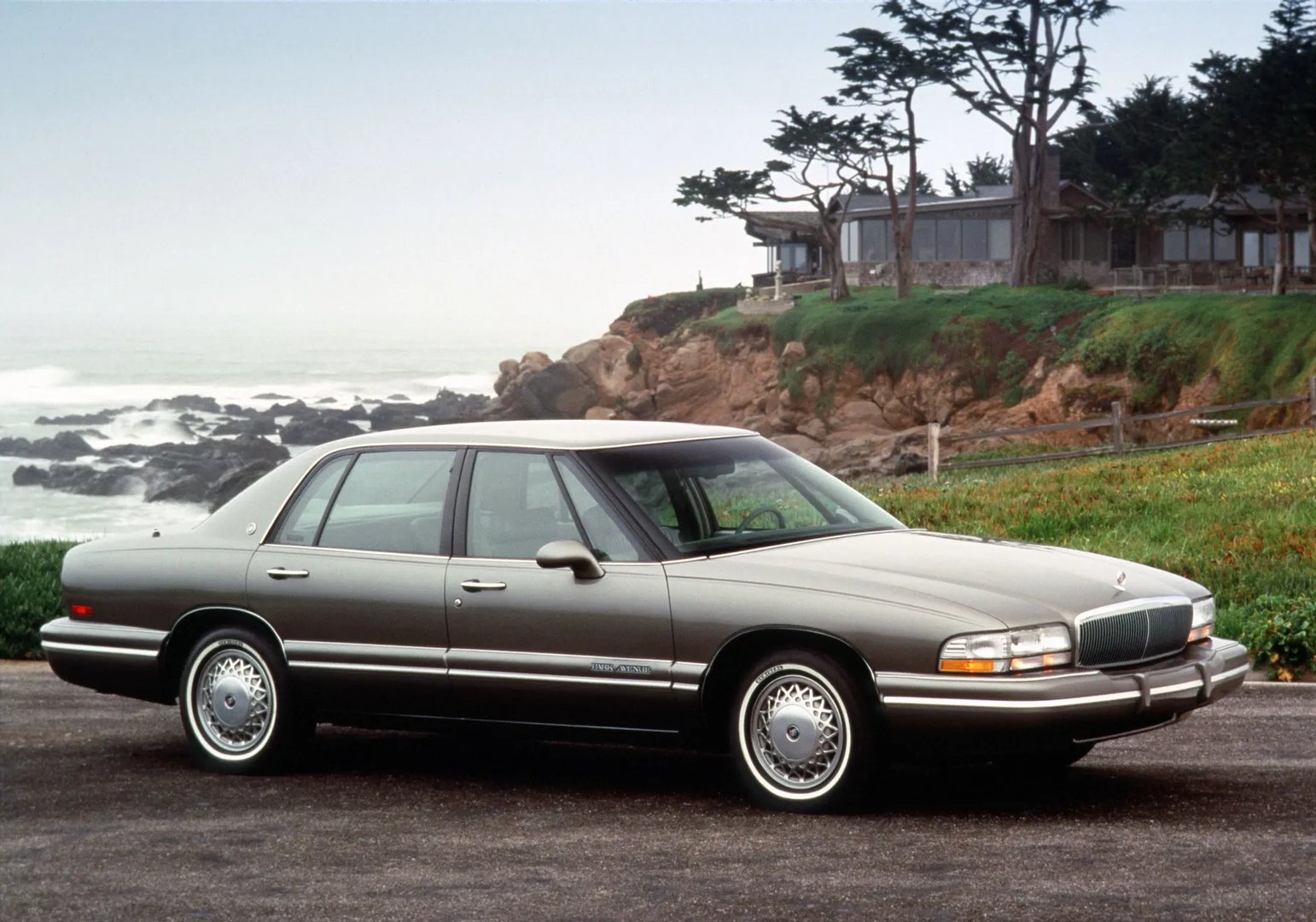 Buick_Park_Avenue_1_generation__Sedan__12.jpg