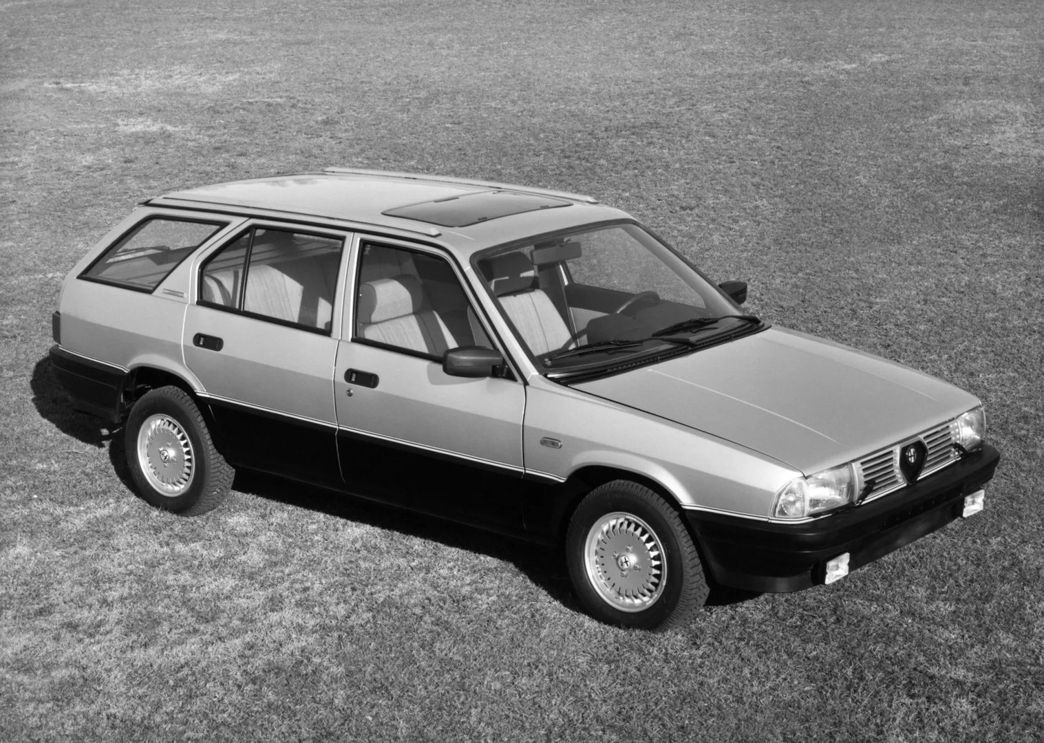 Alfa Romeo_33_1_generation__Estate_5-door__2.jpg