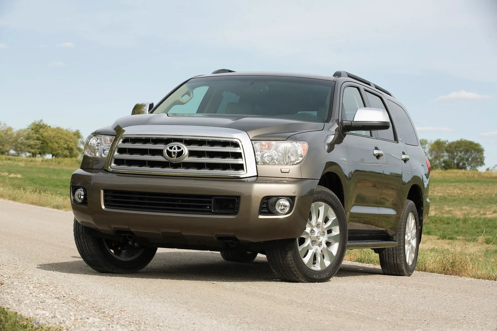Toyota_Sequoia_2_generation__SUV_5-doors__8.jpg