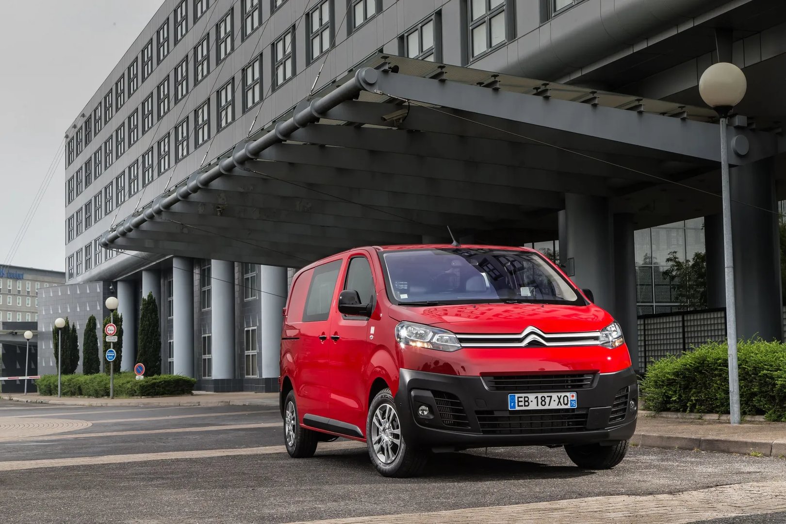 Citroen_Jumpy_3_generation__Minivan__4.jpg