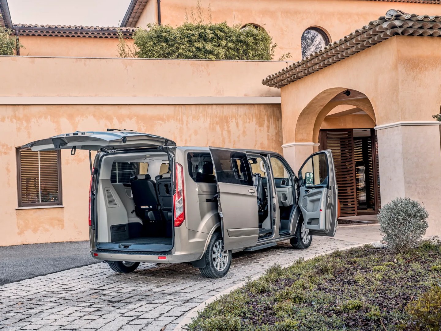 Ford_Tourneo_Custom_1_generation_restyling__Minivan_Long__5.jpg