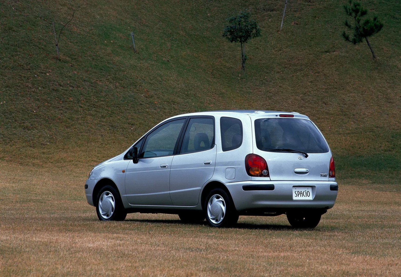 Toyota_Corolla_Spacio_1_generation__Compact_Van__8.jpg