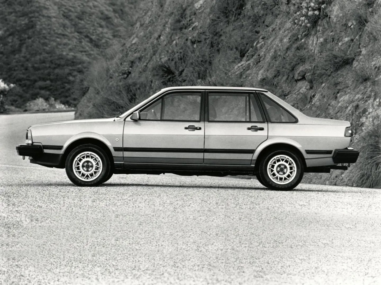 Volkswagen_Quantum_1_generation__Sedan__2.jpg