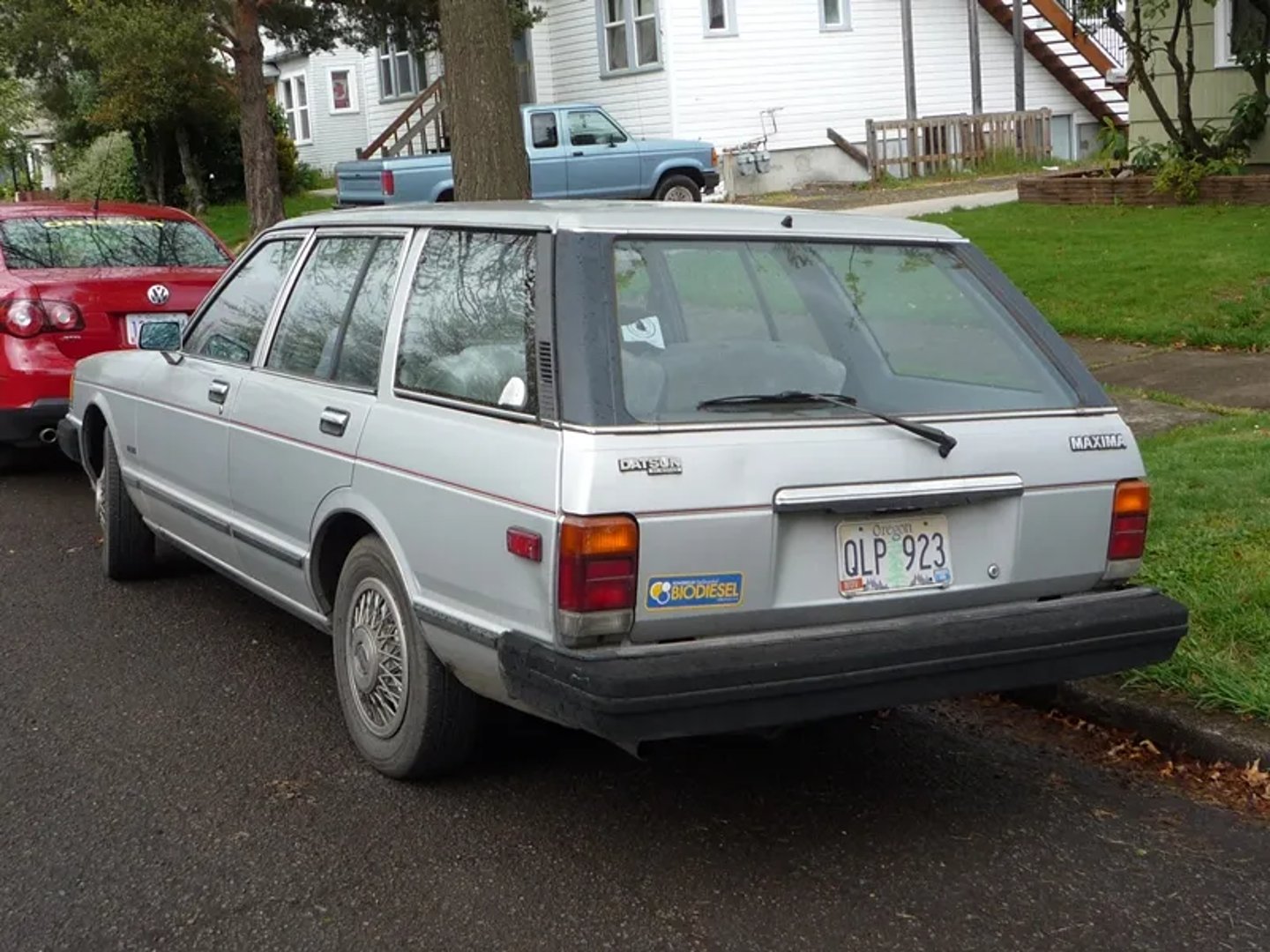 Nissan_Maxima_2_generation__Estate_5-door__2.jpg