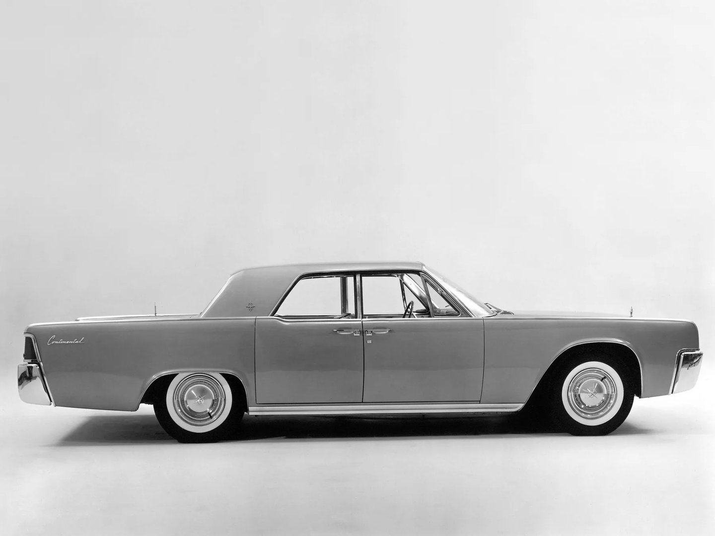 Lincoln_Continental_4_generation__Sedan__11.jpg