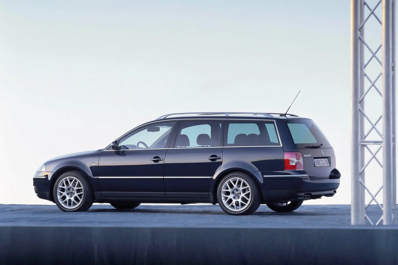 Volkswagen_Passat_5_generation_restyling__Estate_5-door__3.jpg