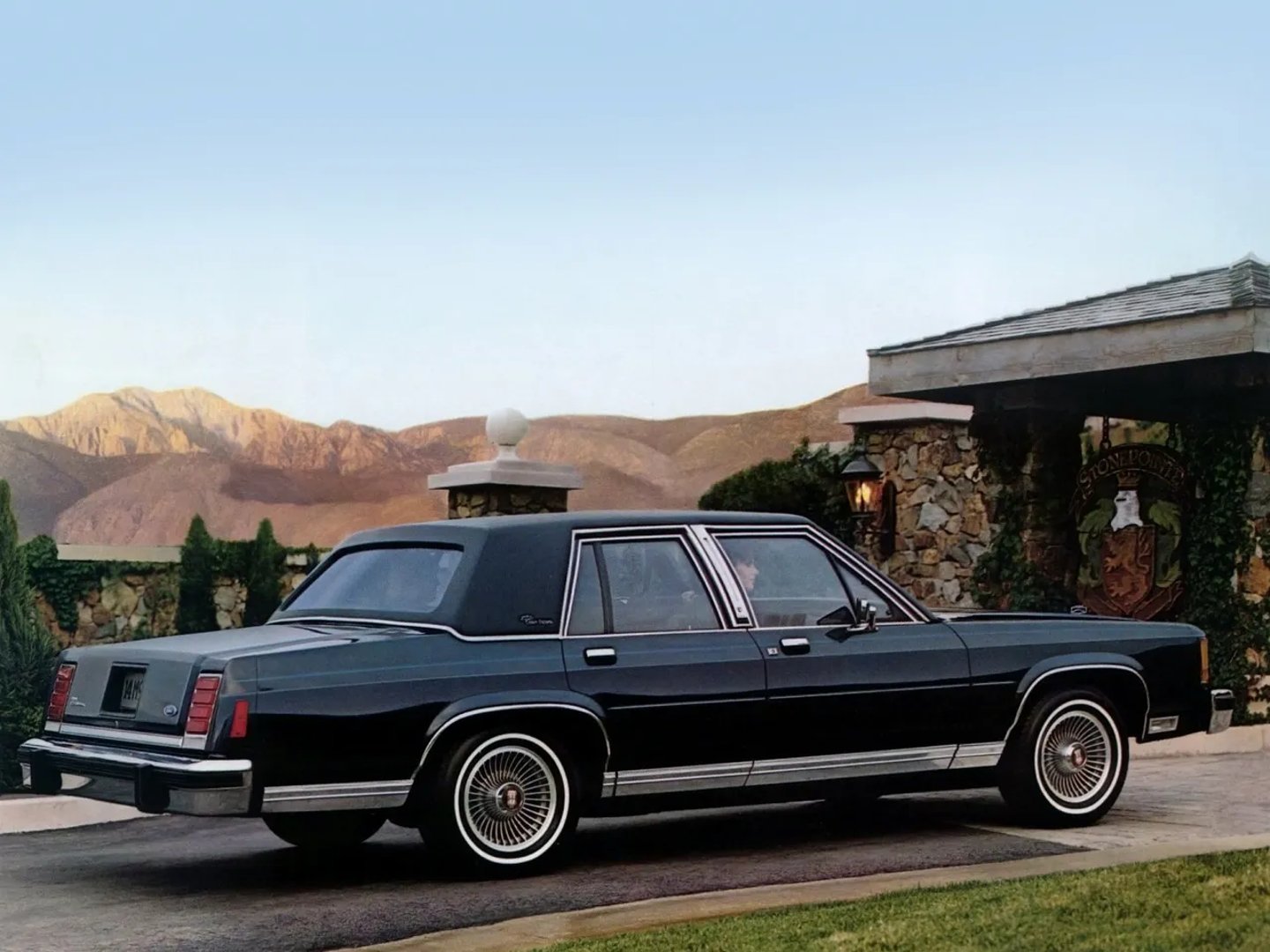 Ford_LTD_Crown_Victoria_1_generation__Sedan__3.jpg