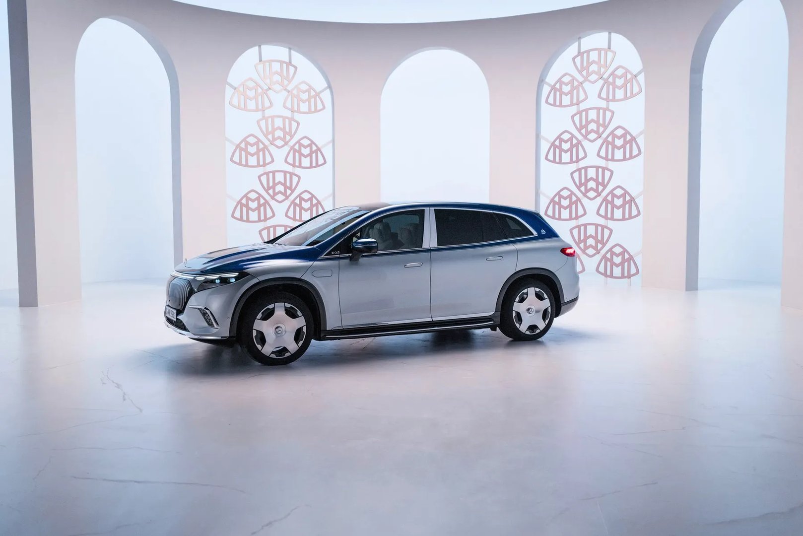 Mercedes_Maybach_EQS_1_generation__SUV_5-doors__5.jpg
