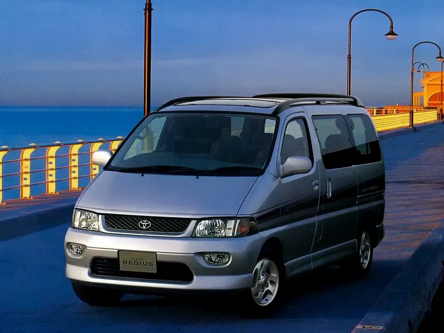 Toyota_RegiusAce_1_generation__Minivan__2.jpg