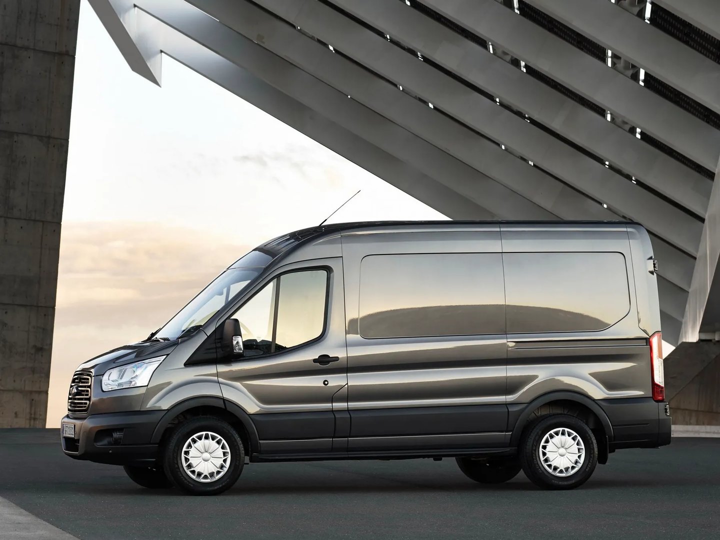 Ford_Transit_4_generation__Van__6.jpg