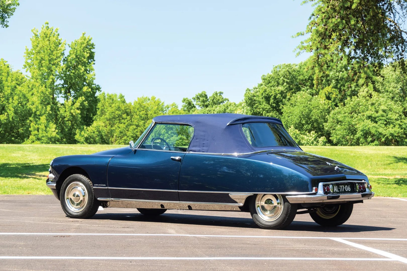 Citroen_DS_1_generation_restyling_1__Cabrio__2.jpg