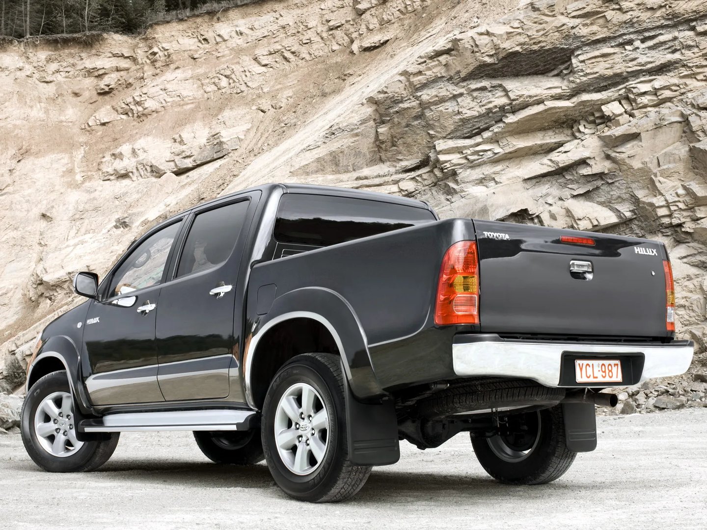 Toyota_Hilux_7_generation_restyling__Pickup_double-cab__11.jpg