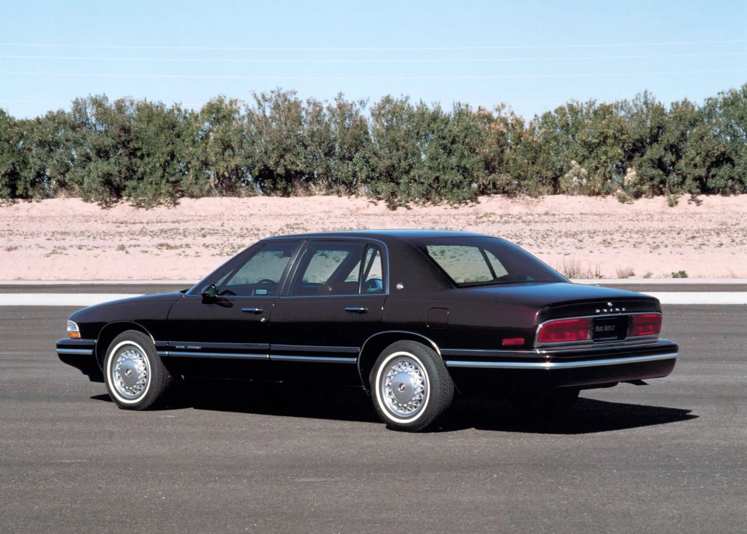 Buick_Park_Avenue_1_generation__Sedan__3.jpg