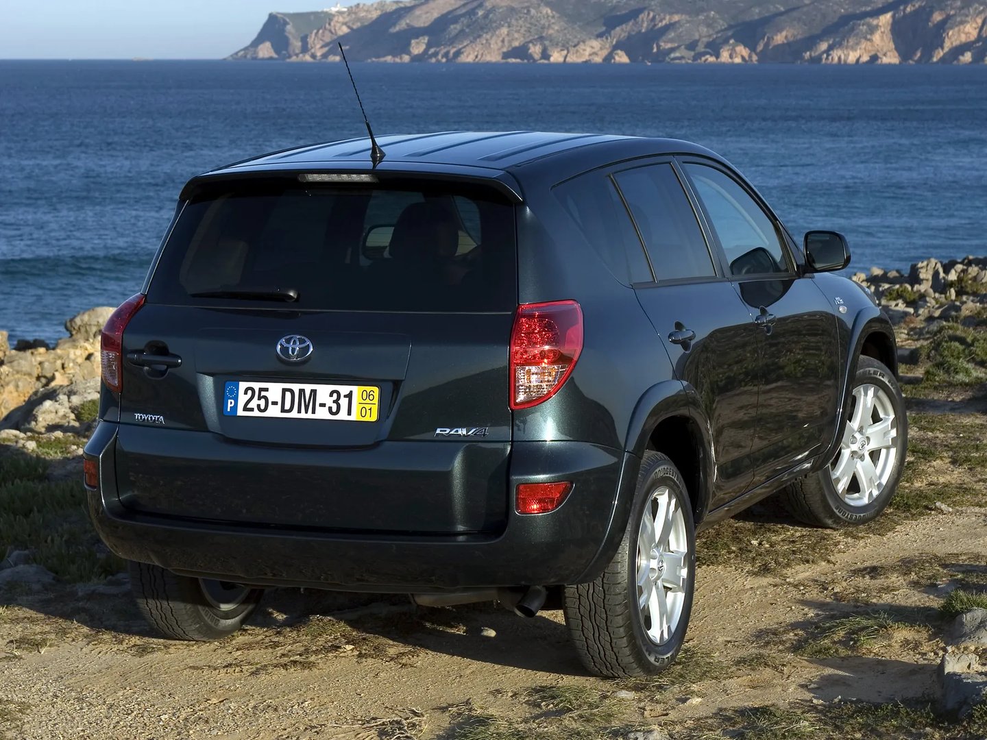 Toyota_RAV4_3_generation__SUV_5-doors__2.jpg