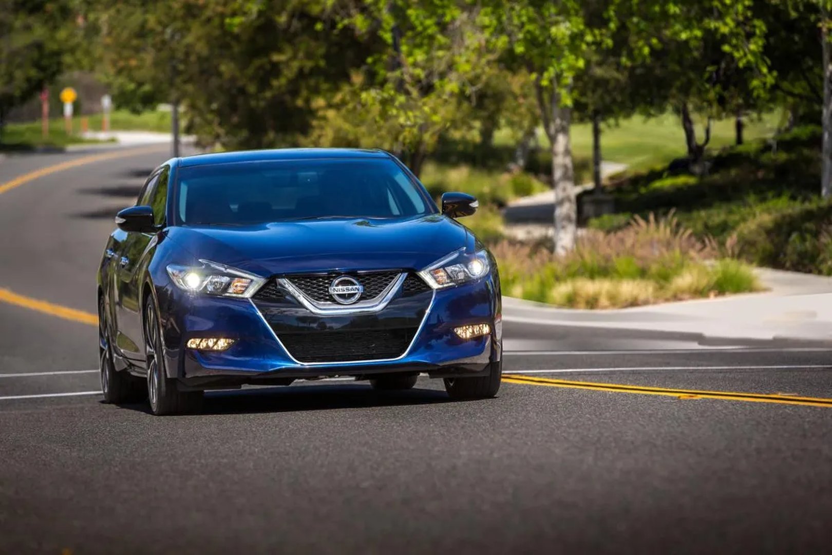 Nissan_Maxima_8_generation__Sedan__9.jpg