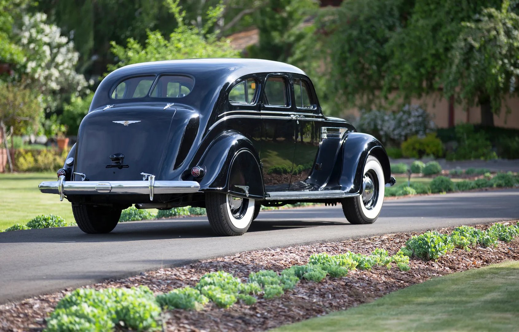 Chrysler_Imperial_3_generation__Sedan__8.jpg
