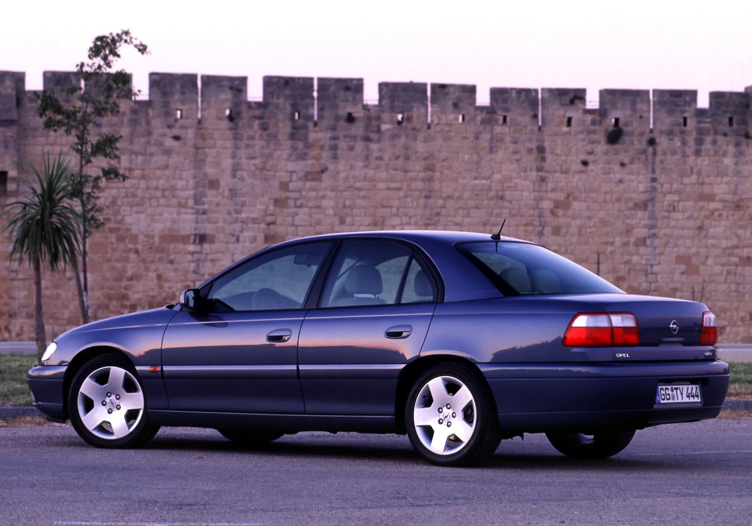 Opel_Omega_2_generation_restyling__Sedan__8.jpg