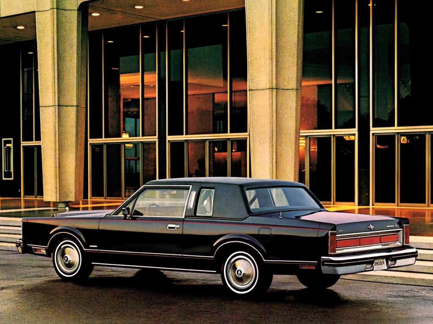 Lincoln_Town_Car_1_generation__Coupe__2.jpg