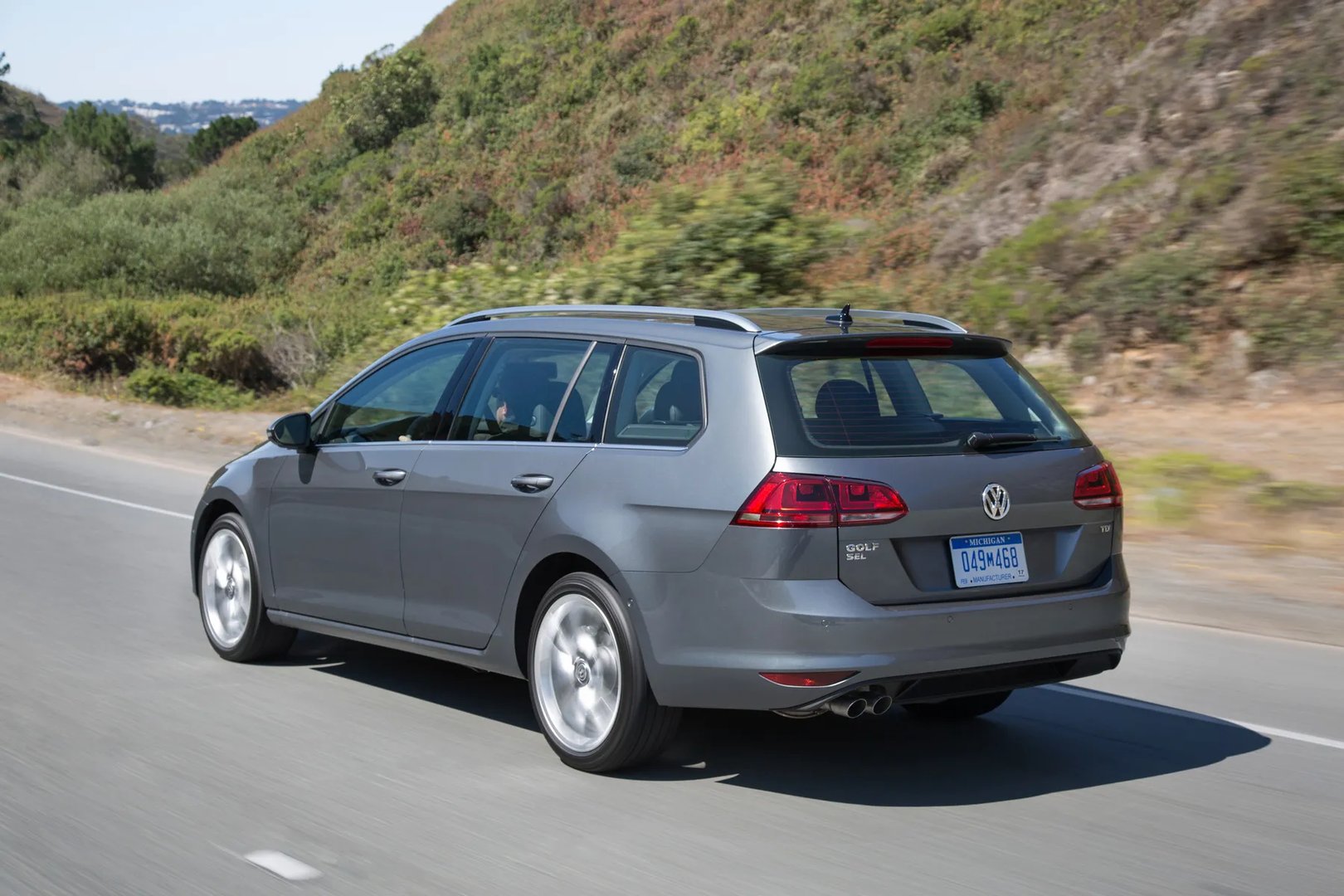 Volkswagen_Golf_7_generation__Estate_5-door__11.jpg