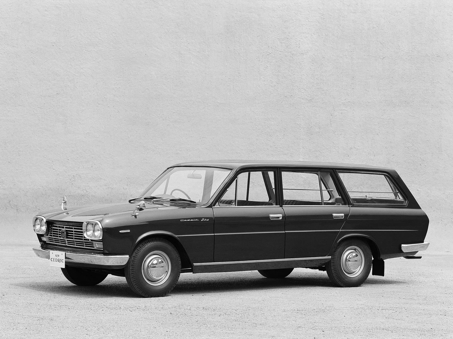 Nissan_Cedric_2_generation__Estate_5-door__1.jpg