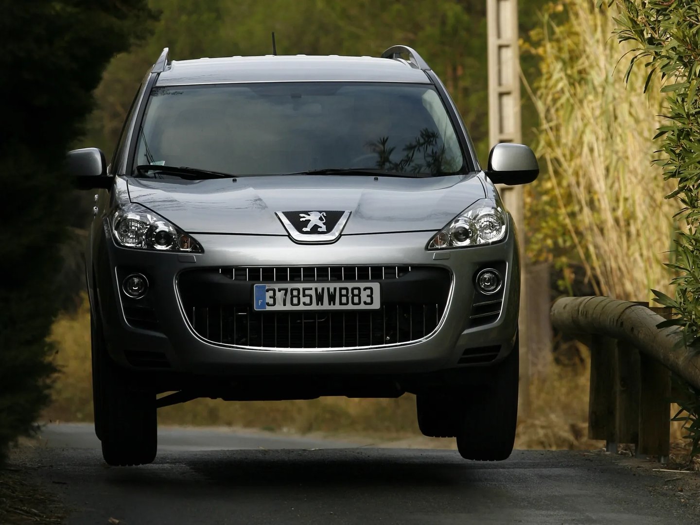 Peugeot_4007_1_generation__SUV_5-doors__5.jpg