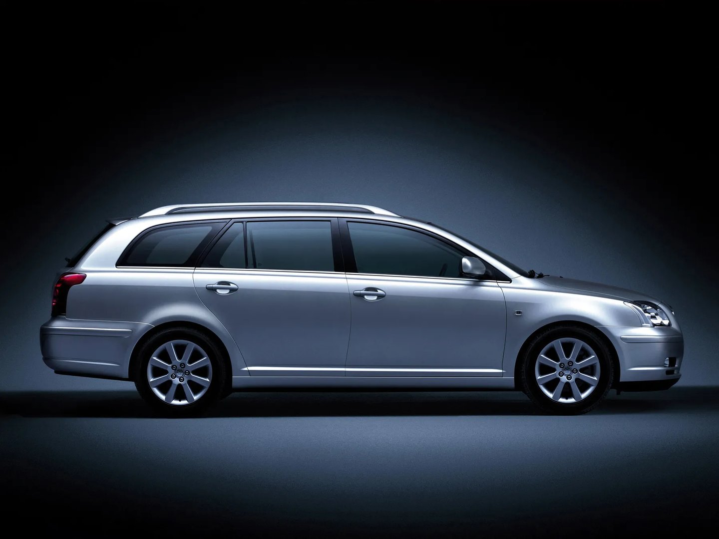 Toyota_Avensis_2_generation__Estate_5-door__8.jpg