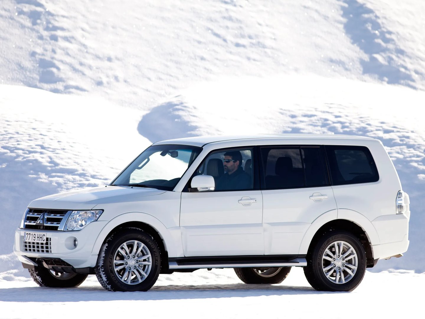 Mitsubishi_Montero_4_generation__SUV_5-doors__4.jpg
