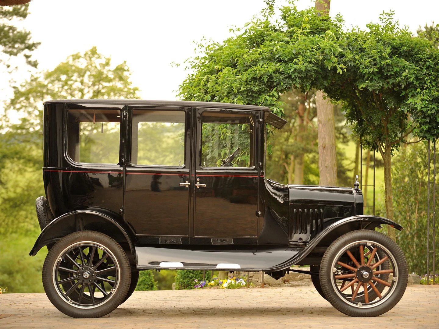 Ford_Model_T_1_generation__Sedan__1.jpg