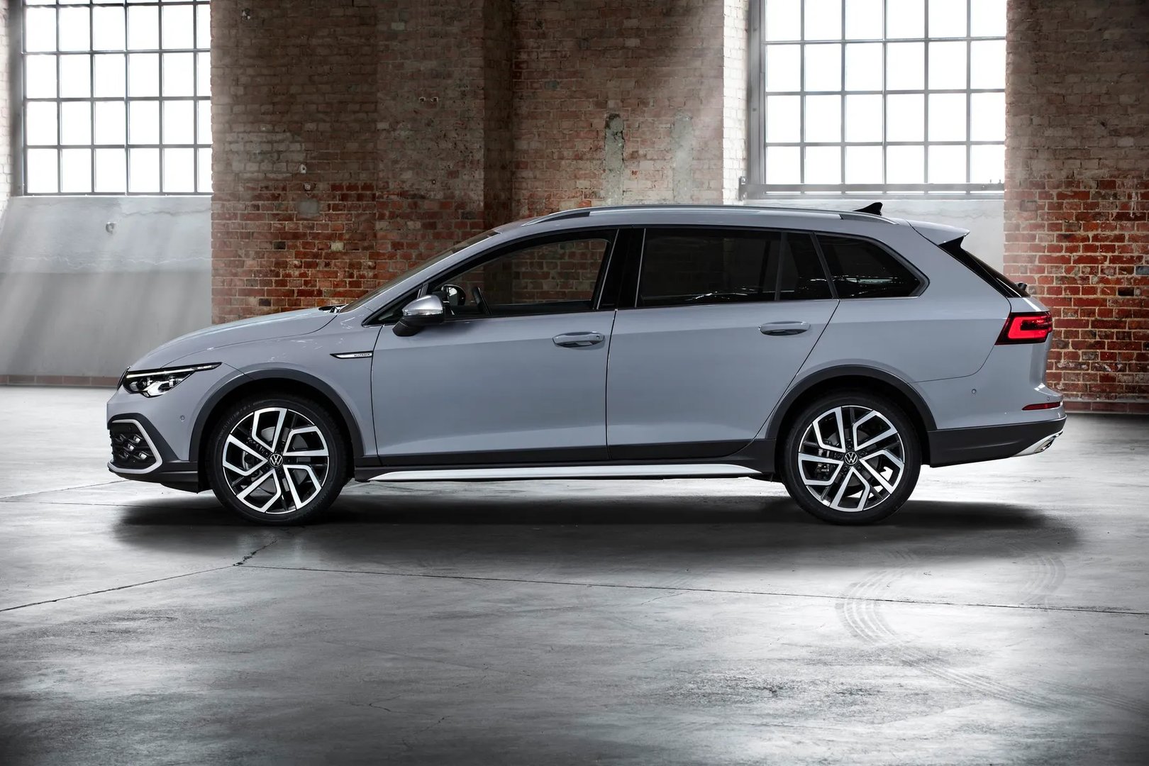 Volkswagen_Golf_Alltrack_8_generation__Estate_5-door__2.jpg